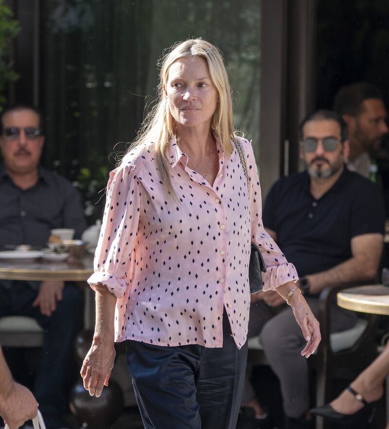 Kate Moss: irriconoscibile mentre fuma fuori dal ristorante: la sua trasformazione 4