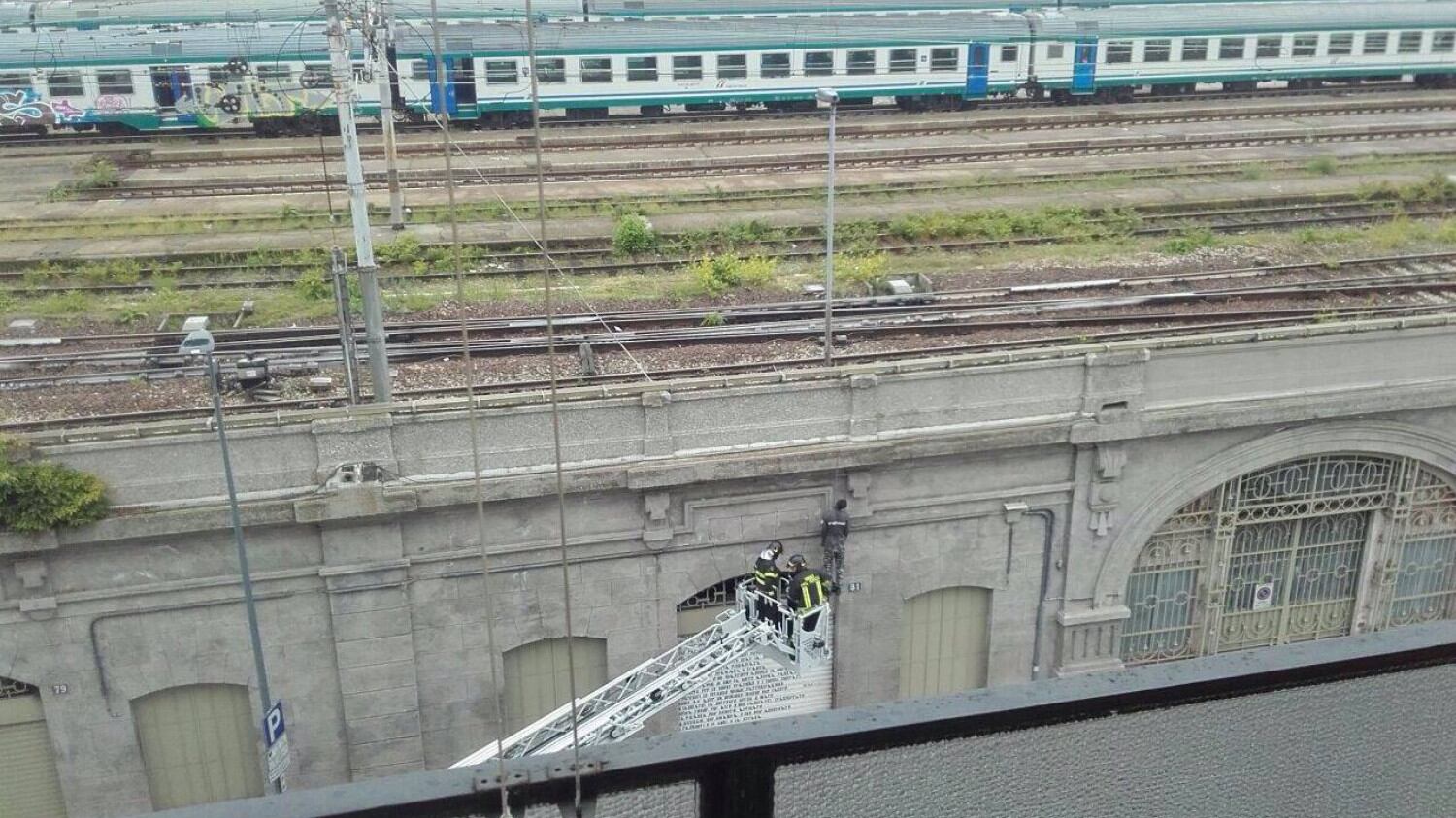 Milano, giovane migrante si impicca alla stazione Centrale davanti ai passanti
