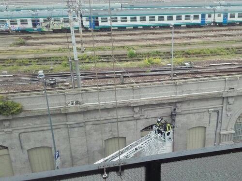 Milano, giovane migrante si impicca alla stazione Centrale davanti ai passanti
