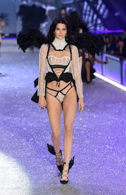 Kendall Jenner sulle passerelle di Victoria's Secret 2