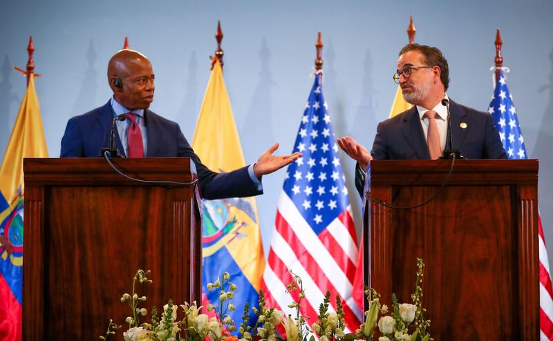 Il sindaco di New York Eric Adams e il ministro degli Esteri dell'Ecuador Gustavo Manrique