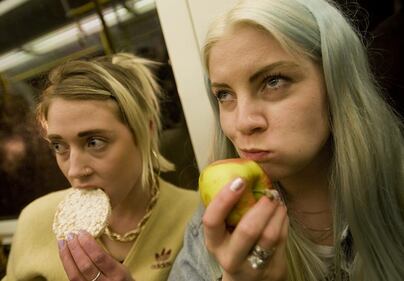 Donne fotografate mentre mangiano in metro, a Londra scatta la protesta 14