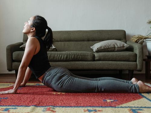 Over e dolore lombare, 5 esercizi di stretching per alleviarlo e migliorare la flessibilità