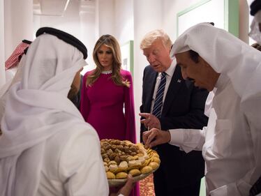 Malania Trump in Arabia Saudita senza velo: tutti i look della First Lady 8