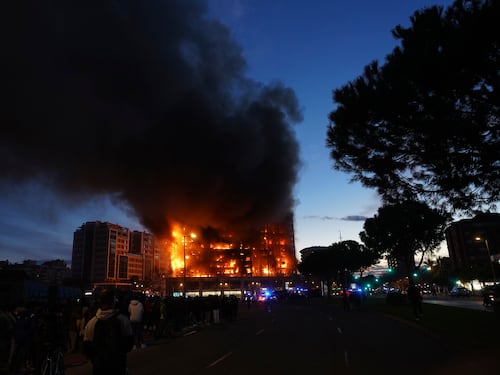 Valencia, maxi incendio in un palazzo di 14 piani: 10 morti. Poche speranze di trovare vivi i dispersi