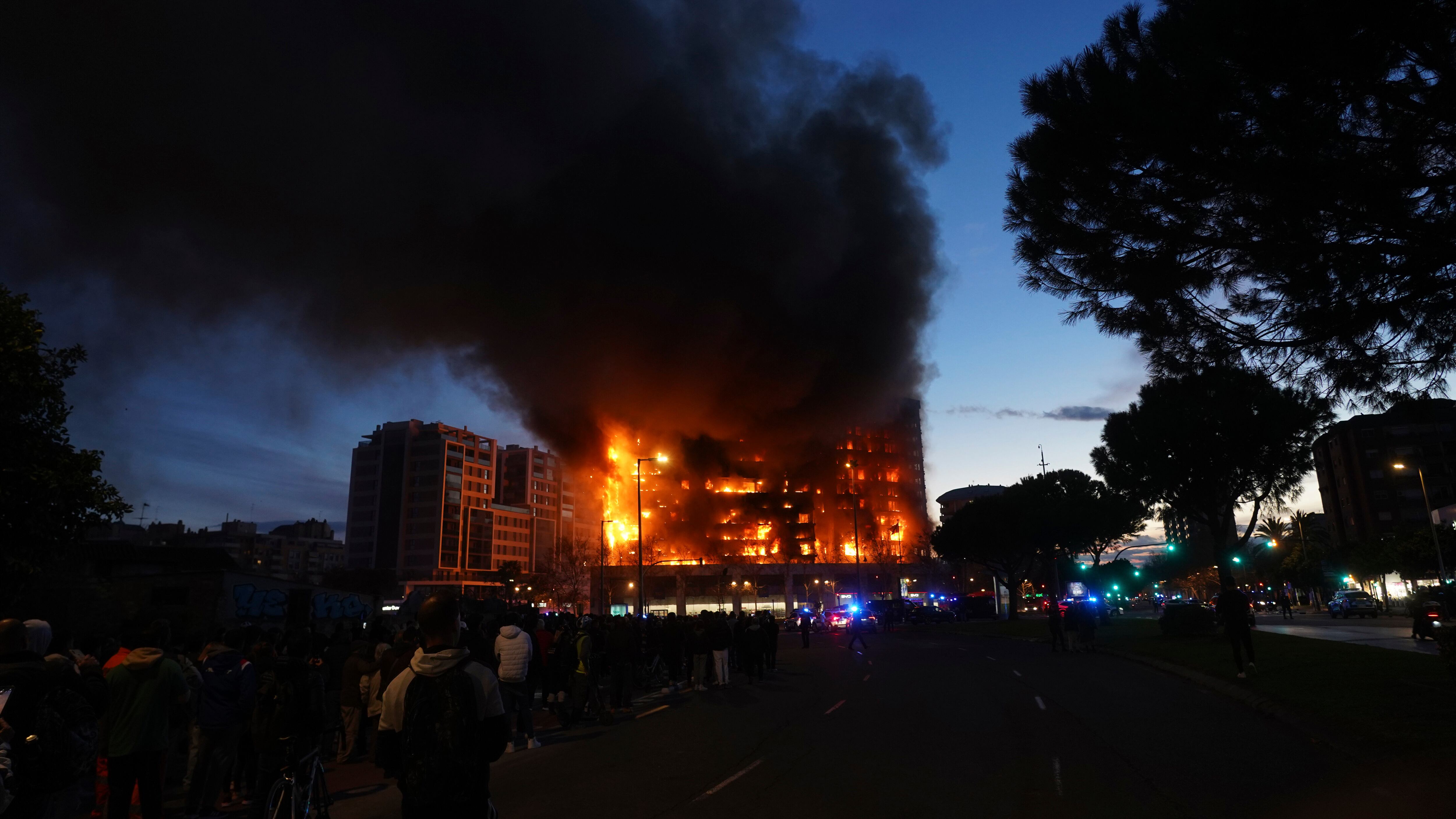 Valencia, maxi incendio in un palazzo di 14 piani: 10 morti. Poche speranze di trovare vivi i dispersi