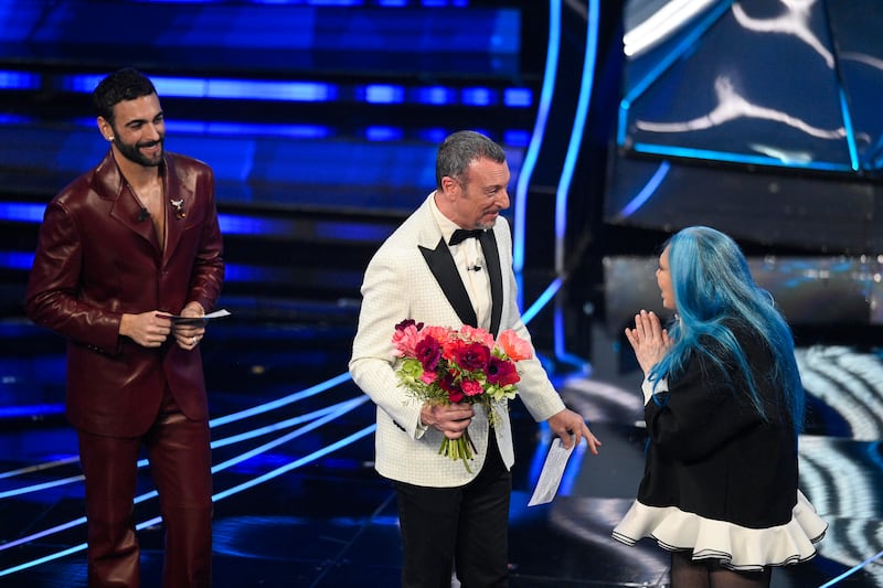 Sanremo 2024: ecco il look della prima serata del Festival di Loredana Bertè 7