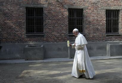Il Papa in visita ad Auschwitz 9