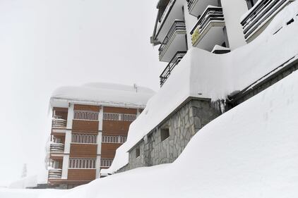 Sestriere, sommersa dalla neve 12