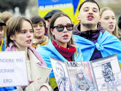 Cartelli e slogan contro Putin e Trump. Oltre un migliaio alla marcia pro Ucraina