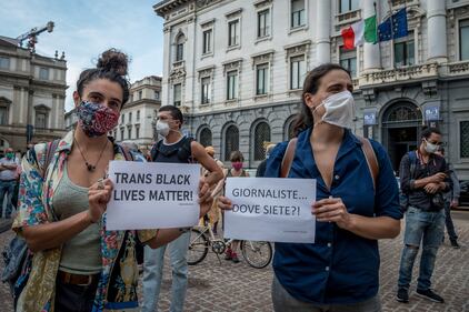 Femministe in piazza a Milano contro Montanelli 1