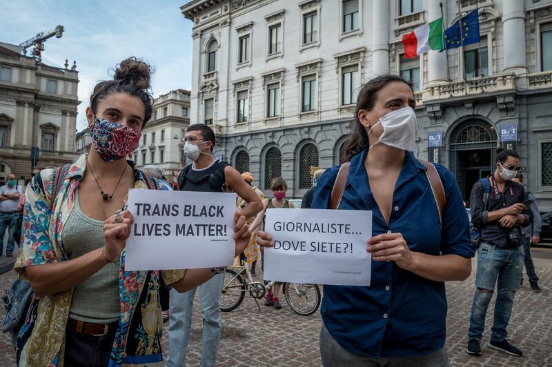 Femministe in piazza a Milano contro Montanelli 1