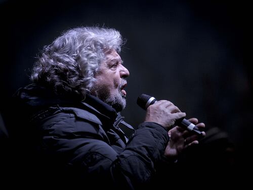 Grillo torna a teatro, il M5S: "Ti compriamo il biglietto e ti organizziamo il pullman"