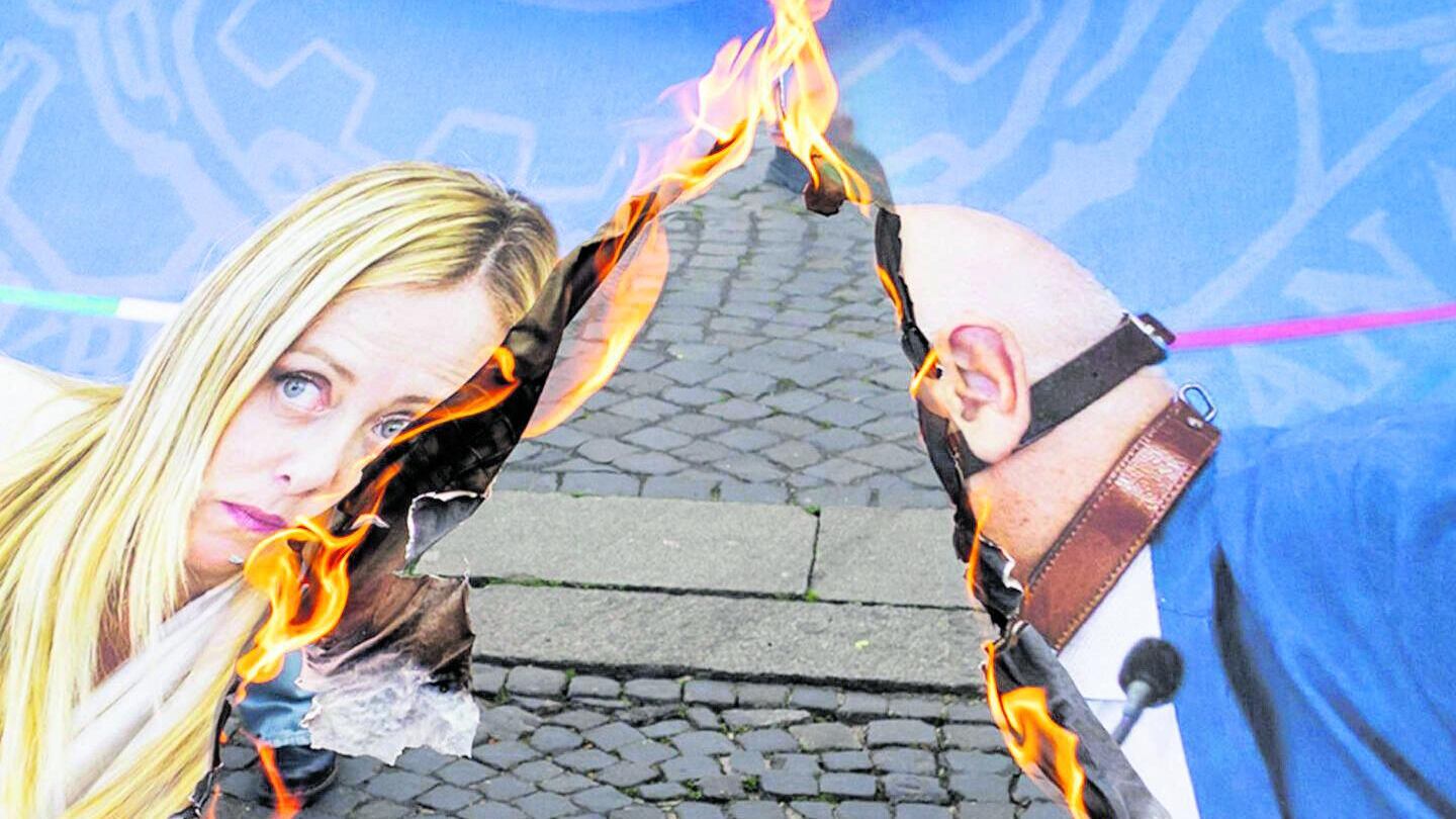 In piazza l'odio di sinistra. Bruciati Nordio e la Meloni