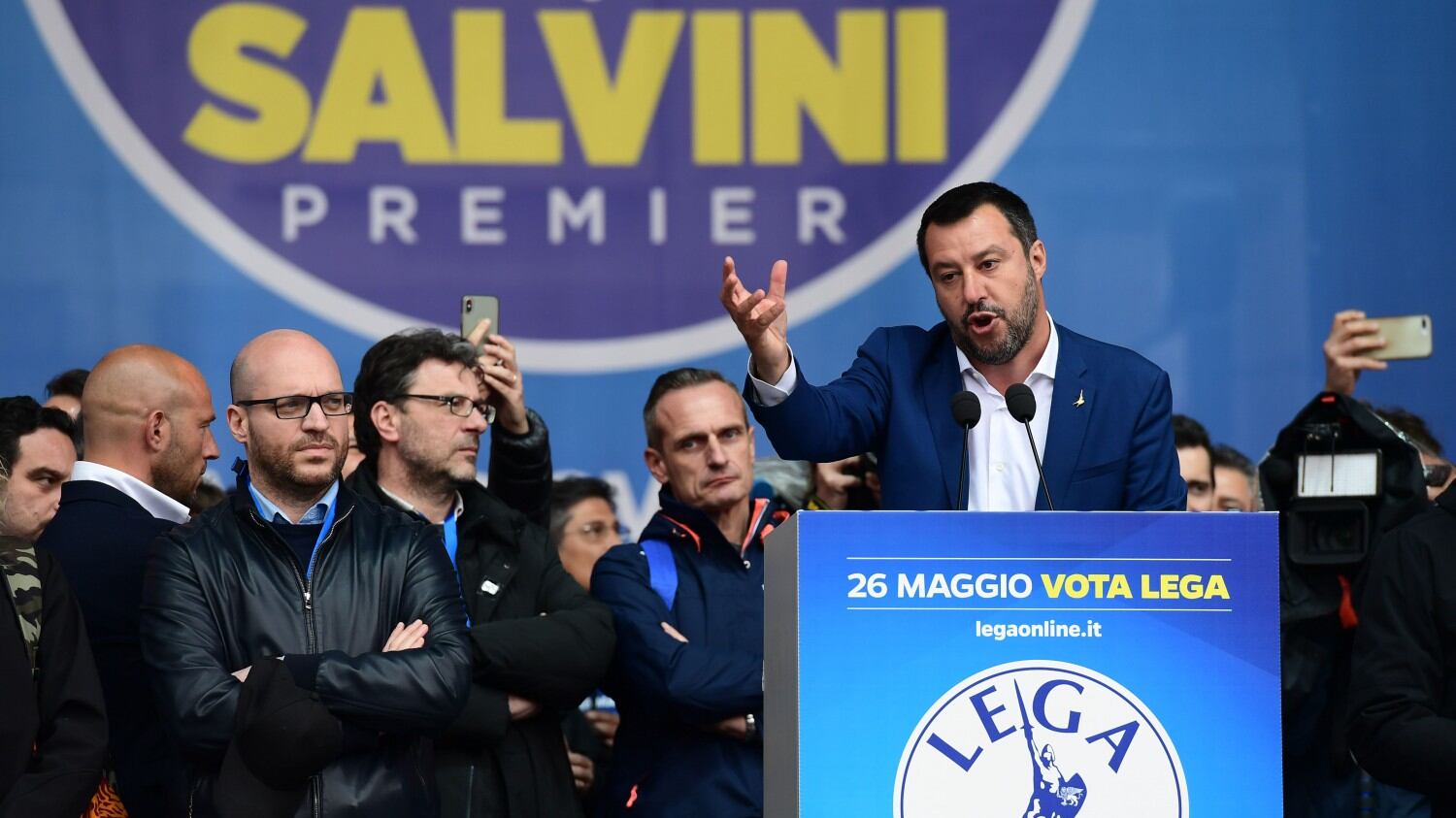 Salvini mostra il rosario e bacia la Madonnina