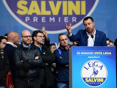 Salvini mostra il rosario e bacia la Madonnina