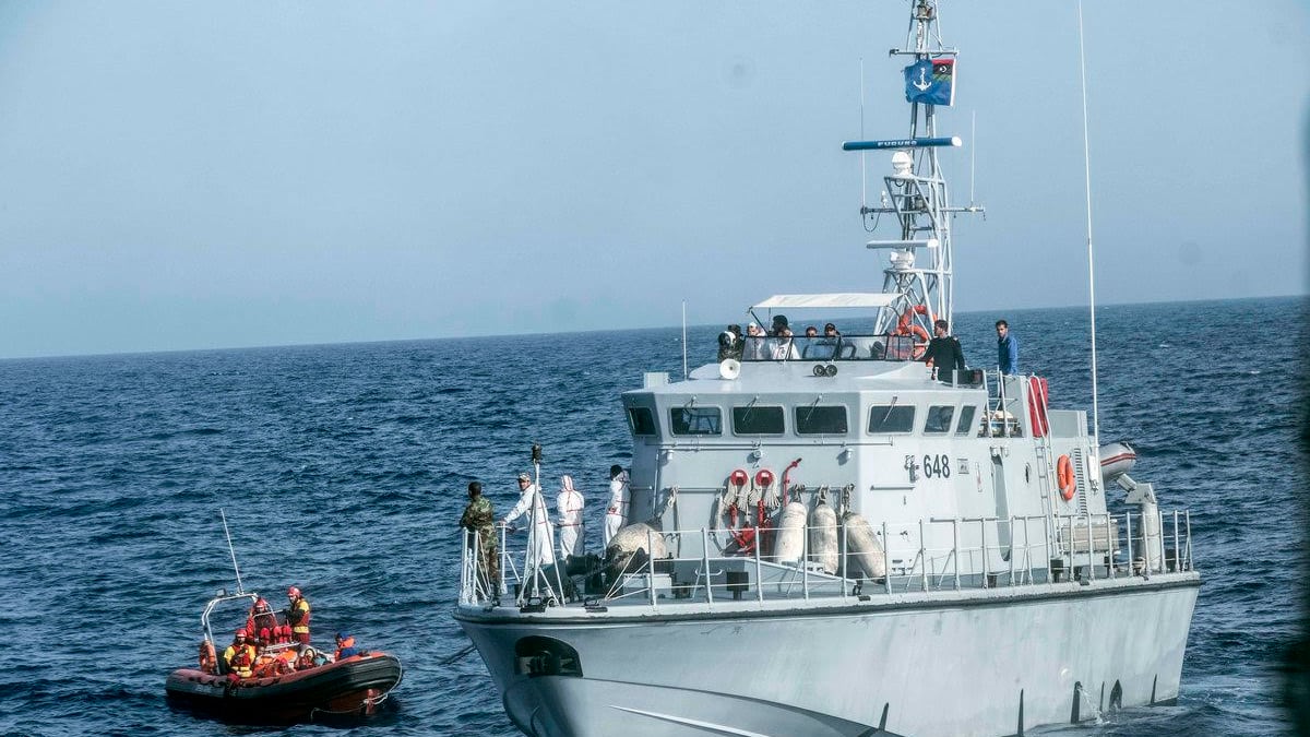 Migranti, Madrid ora insiste: "Barca fa rotta su Lampedusa"