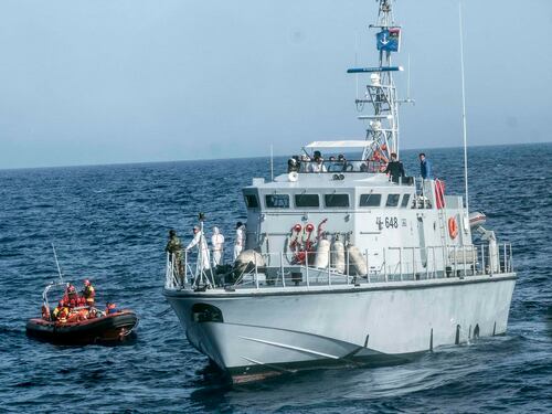 Migranti, l'accusa contro l'Ong: "Il loro scopo è portarli in Italia"