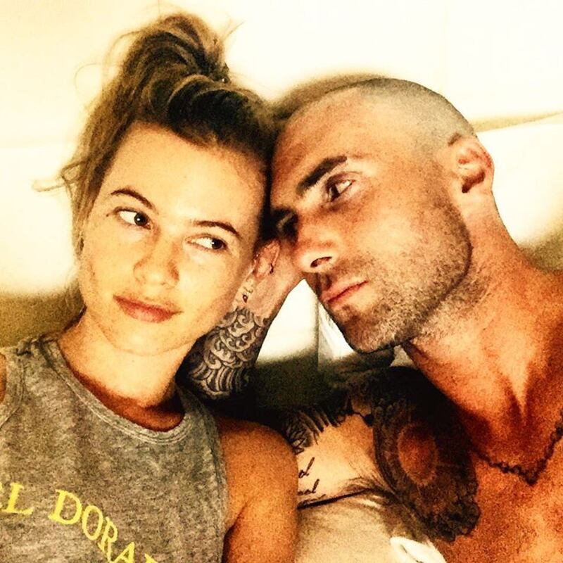 Behati Prinsloo e Adam Levine: la gravidanza social 4
