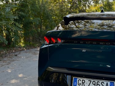 Peugeot E-3008: la gallery del nuovo SUV Fastback elettrico francese 6