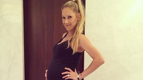 Anna Kournikova costretta dal web a pubblicare una sua foto col pancione