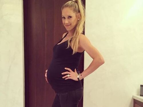 Anna Kournikova costretta dal web a pubblicare una sua foto col pancione