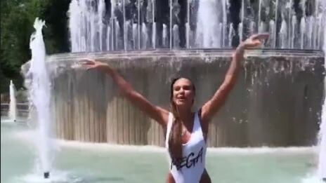 Taylor Mega senza limiti: si immerge nella fontana del castello di Milano
