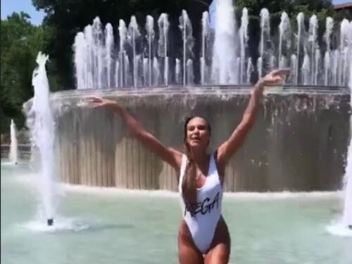 Taylor Mega senza limiti: si immerge nella fontana del castello di Milano