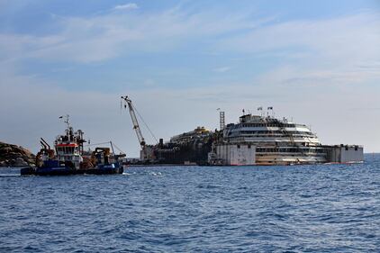 La Concordia torna a galleggiare 6