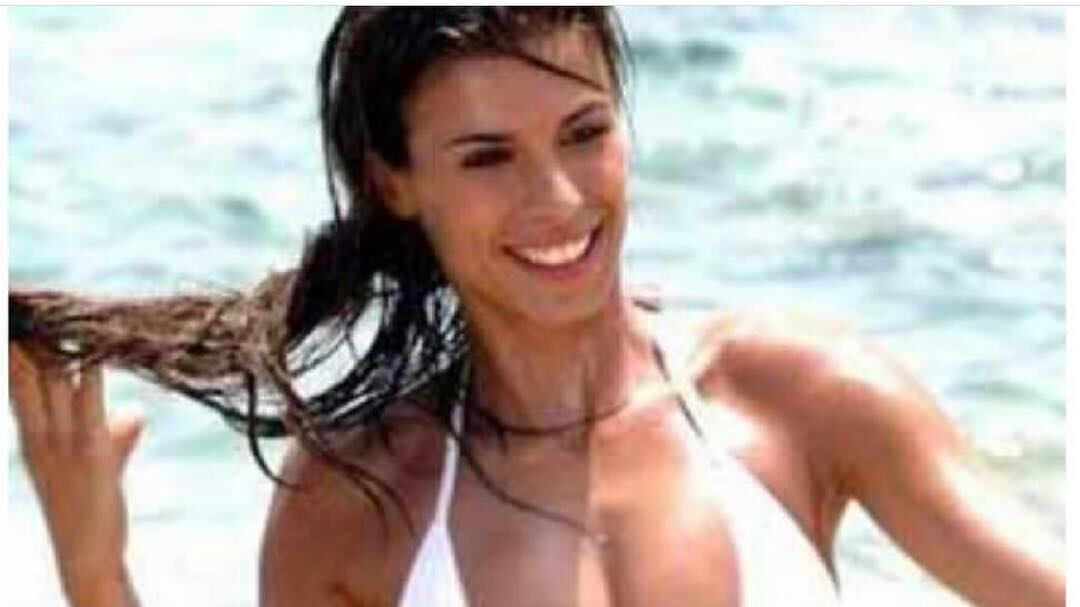 Elisabetta Canalis hot: il costume è troppo stretto