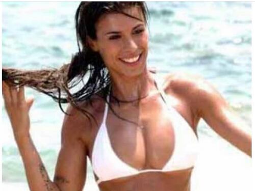 Elisabetta Canalis hot: il costume è troppo stretto