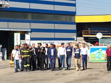 Rifiuti in fumo, la lunga giornata di San Vitaliano: il ministro Costa nel sito incendiato   7