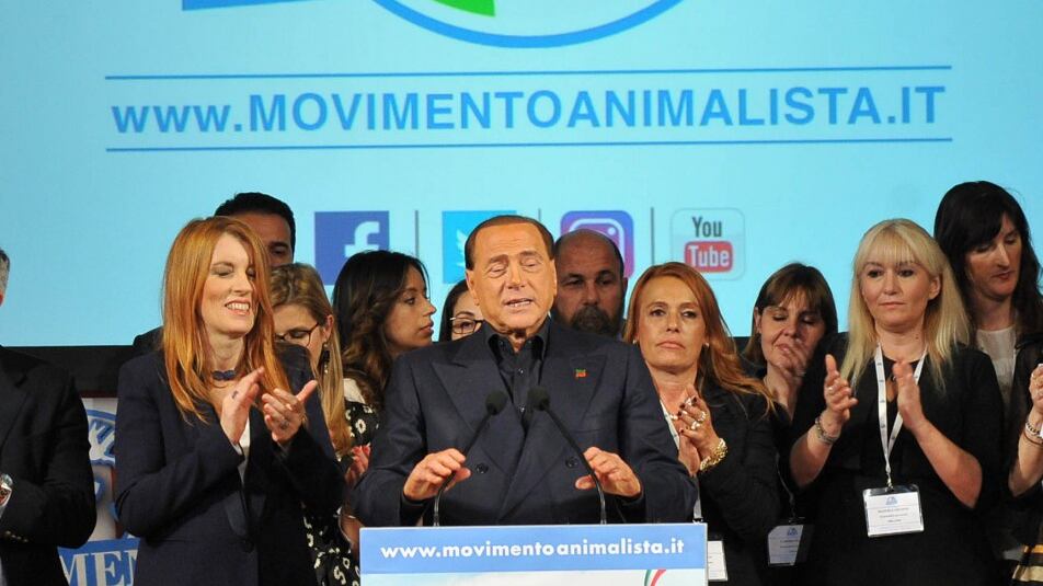 Berlusconi con la Brambilla: "Animalisti candidati con FI"