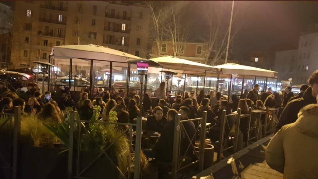 Capitale invasa dai tavolini: la protesta