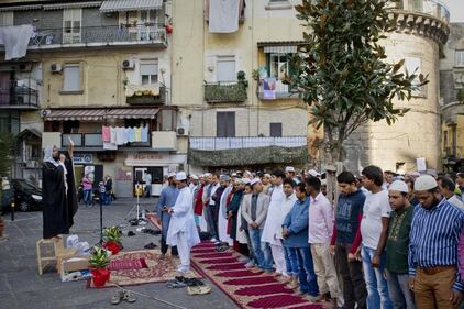 Napoli invasa: i musulmani festeggiano Allah 11