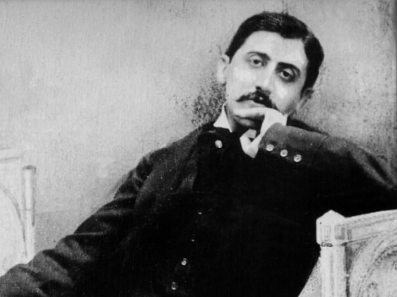 Proust e Sartre visti da vicino. Il bisturi di Cau incide con ironia