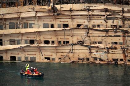 La fiancata danneggiata della nave da crociera 4