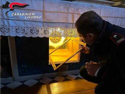 Si ubriaca e devasta la chiesa: la follia dello straniero