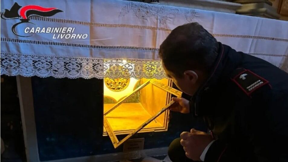 Si ubriaca e devasta la chiesa: la follia dello straniero