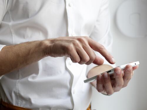 "Il pacco è stato bloccato", ma è una truffa: attenti a questo sms