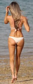 Georgina Dorsett sexy bomba in spiaggia 5