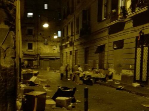 Napoli, all'ingresso della città la pattumiera a cielo aperto