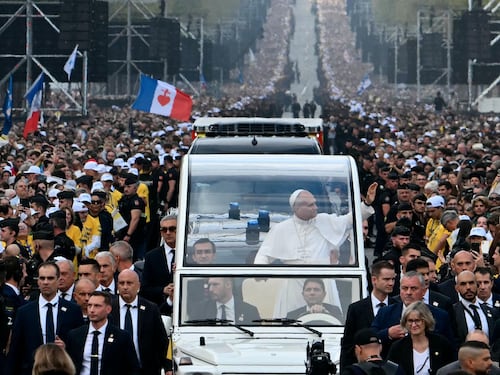Leone XIV in papamobile sugli Champs-Elyisées: accolto da una folla oceanica