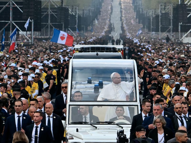 Leone XIV in papamobile sugli Champs-Elyisées: accolto da una folla oceanica