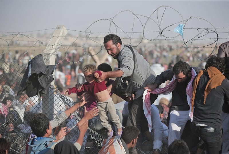 I profughi sfondano il confine tra Turchia e Siria 2