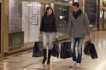 Buffon e la D'Amico fanno shopping in via Montenapoleone 7