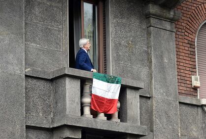 Espone il Tricolore: i NoExpo lo riempiono di uova 2