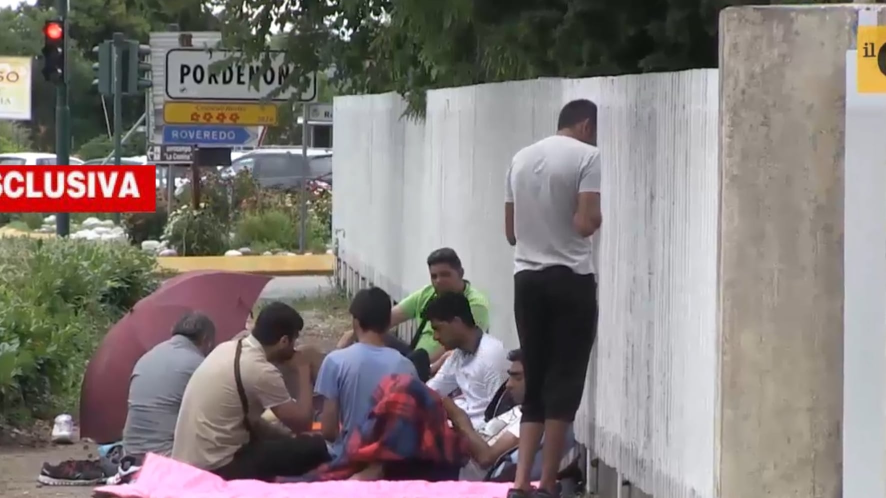 "Così i profughi ci svuotano i negozi a Pordenone"