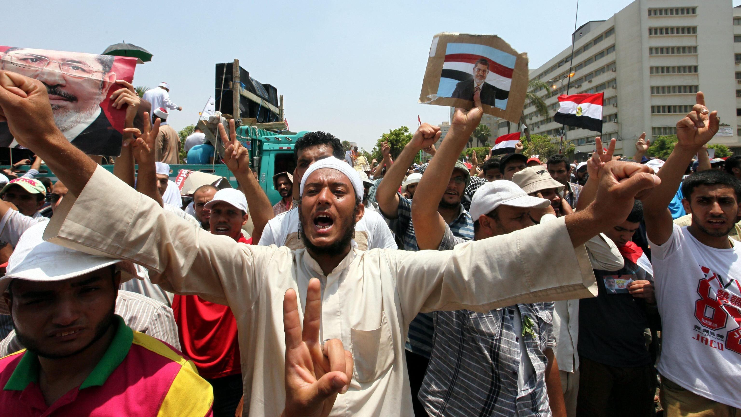 Gli islamisti sfidano i militari Beblawi nuovo premier d'Egitto