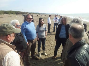 Il vertice in spiaggia dei grillini 3